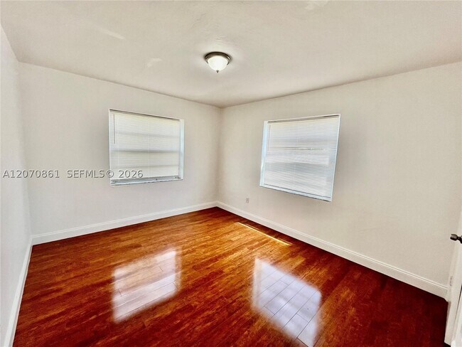 Building Photo - 525 NE 65th St