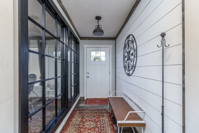 Building Photo - Updated Modern 3 Bedroom Manufactured Home!