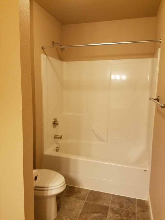 Building Photo - High end town home in perfect location