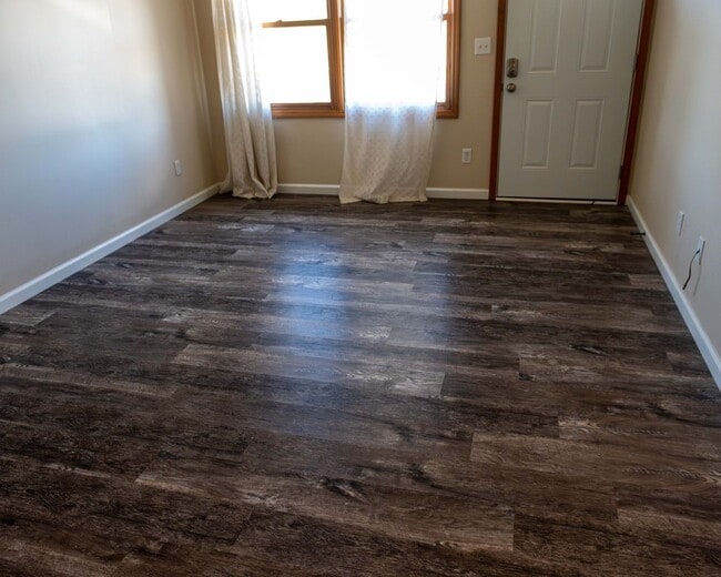 Building Photo - 423 S Park Square Dr