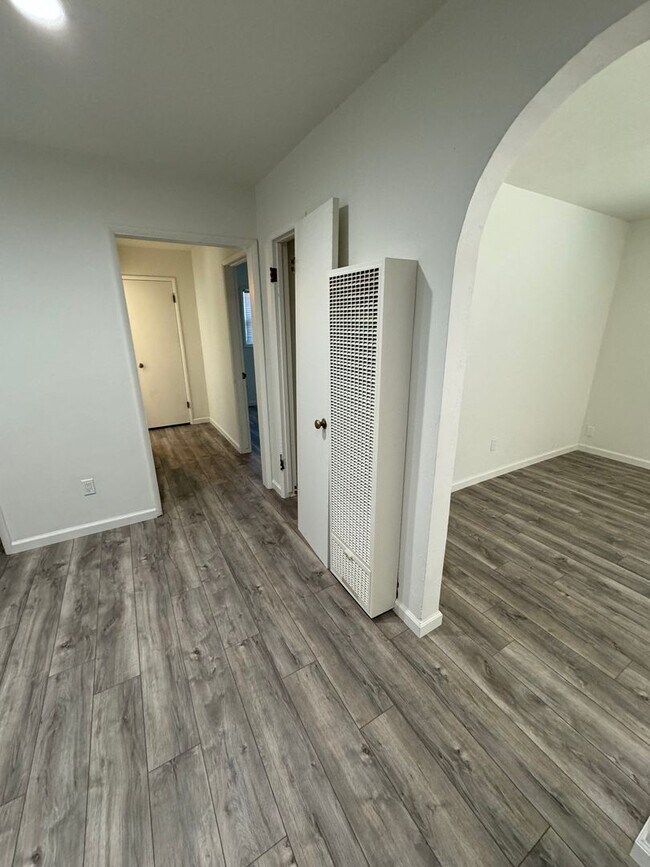 Building Photo - Cherokee Lane 1507-1509