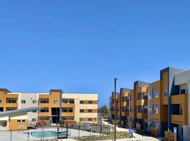 Building Photo - Willow View