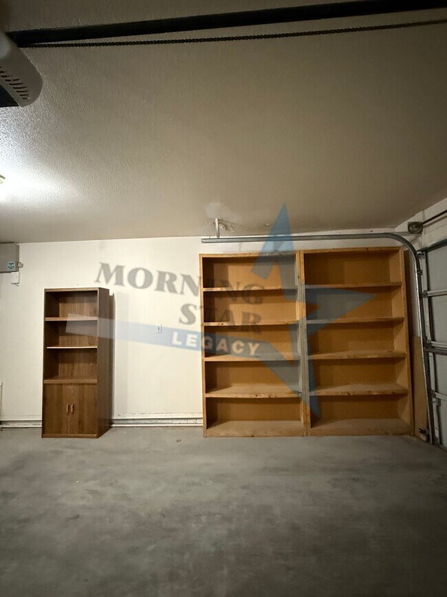 Building Photo - 4 bedroom, 4 bath house - Must see landscaping!