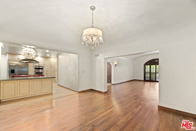 Building Photo - 664 S Highland Ave
