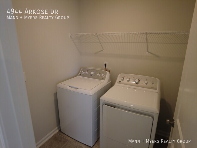 Building Photo - 4944 Arkose Dr