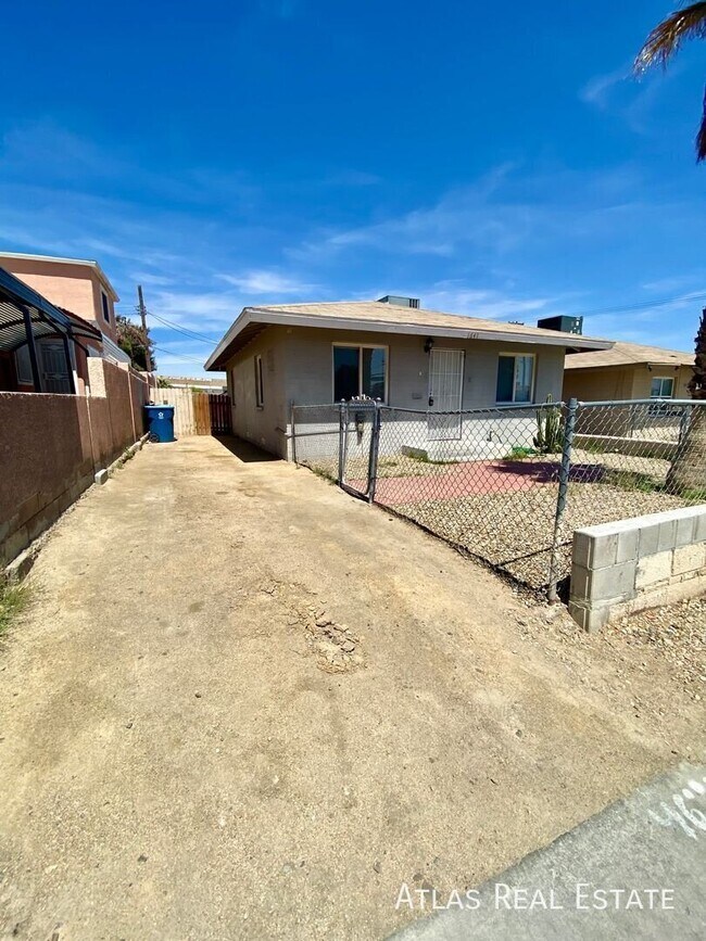 Building Photo - 1641 Stewart Ave