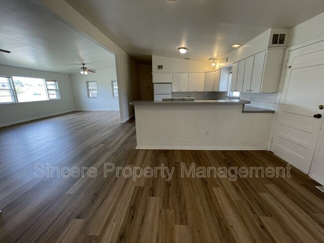 Building Photo - 2023 NW 40th St