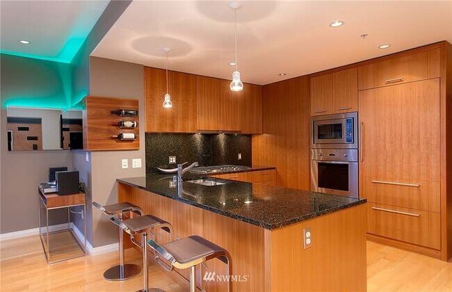 Building Photo - 10700 NE 4th St