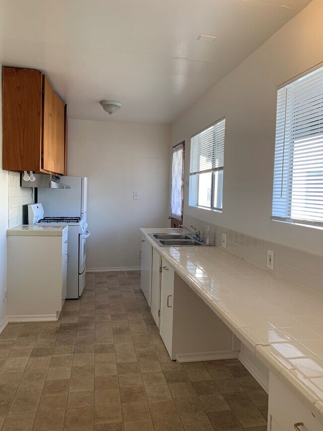 Building Photo - Large Studio in Glendale