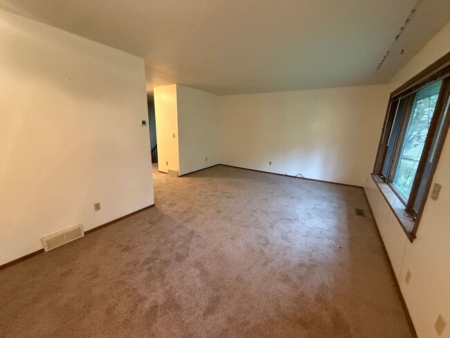 Building Photo - Three Bedroom - Two Bathroom Rambler in Bu...