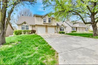 Building Photo - 3 Bed 1.5 Bath Duplex in Blue Valley Schoo...