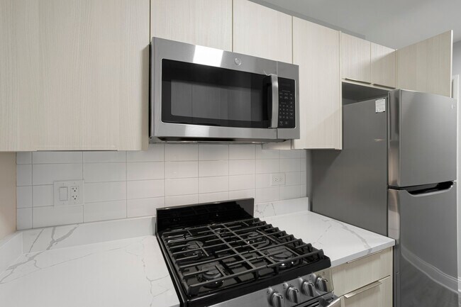 Building Photo - 6201 N Kenmore Ave