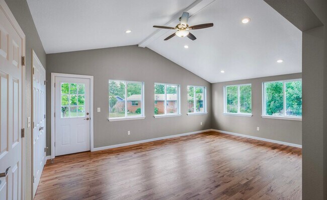 Building Photo - Modern 3 Bedroom 1 Bath Near Downtown Longmont!