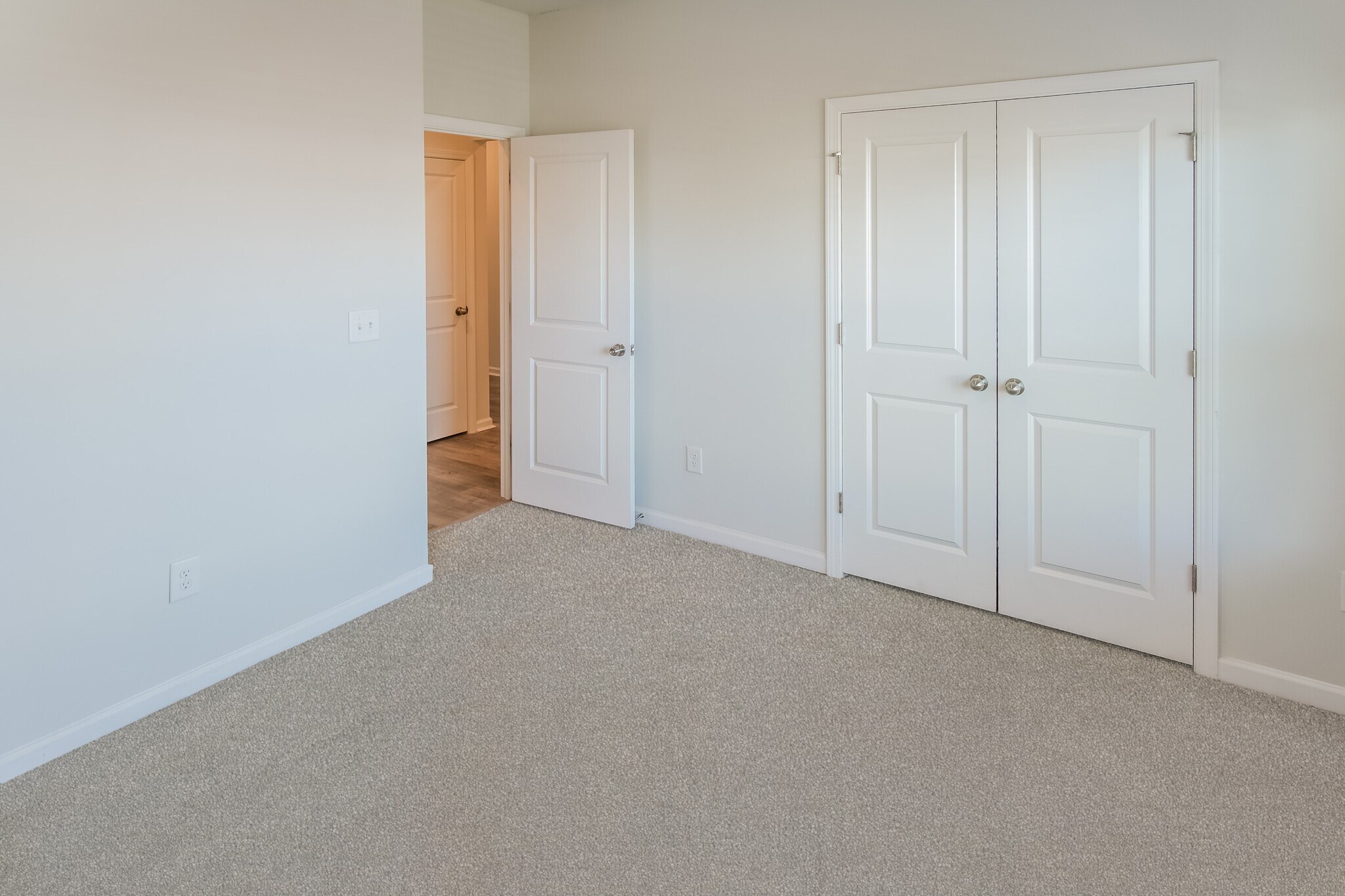 Building Photo - 708 Watercliff Dr