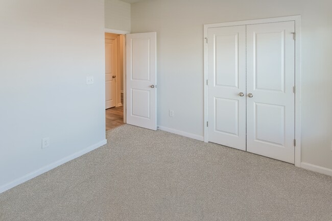 Building Photo - 700 Watercliff Dr