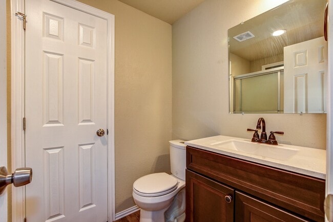 Building Photo - Spacious 2 Bedroom Home Near Willow Lake!