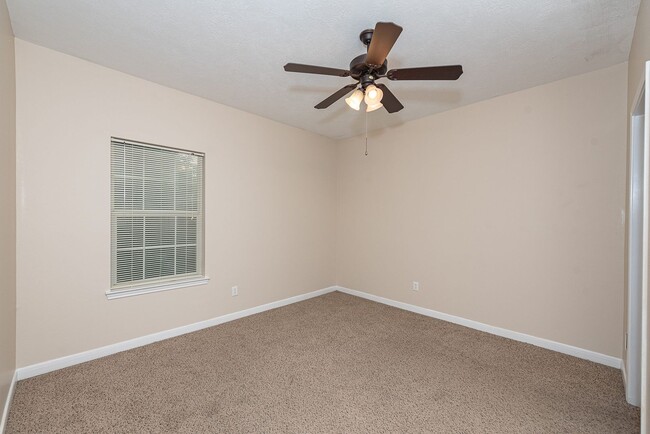 Building Photo - 2 Bed + 2 Bath - Spacious Floorplan A