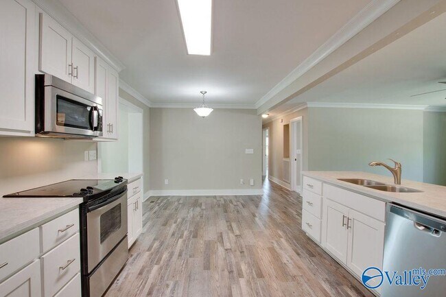 Building Photo - 213 Drake Ave SW