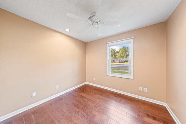 Building Photo - Pet Friendly!  Ideal location to Eglin AFB!!