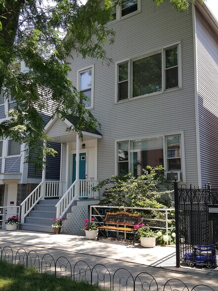 Exterior photo. - 2527 N Marshfield Ave