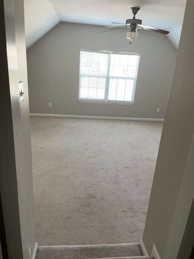 Building Photo - 4beds3bath House for rent