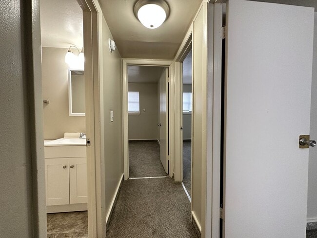 Building Photo - Townhome near Pawnee and Meridian