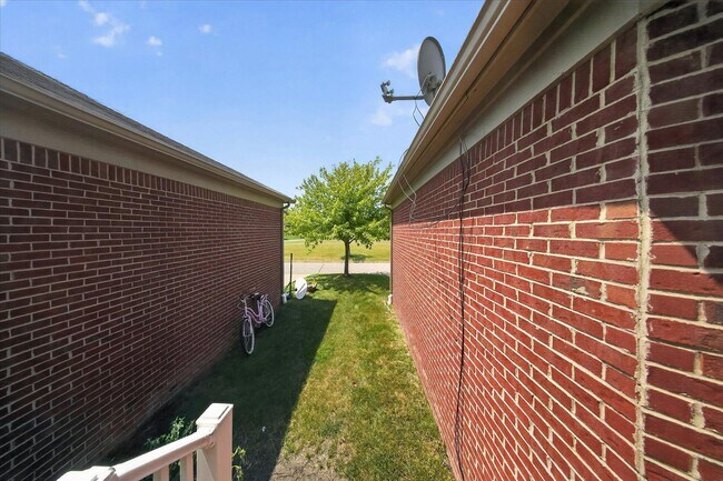 Building Photo - 49816 Potomac Rd