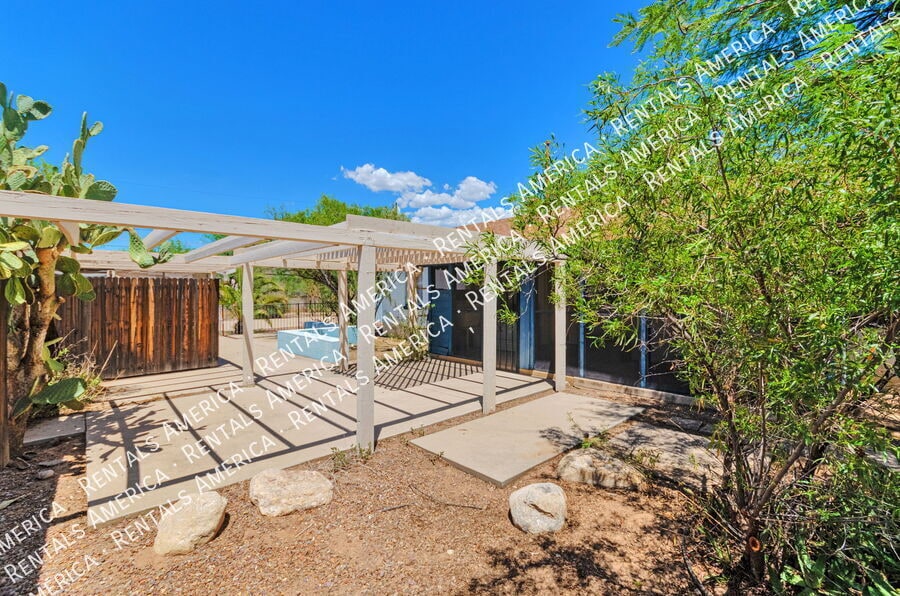 Building Photo - 3733 N Mountain Ave