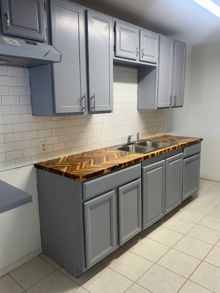 Building Photo - 1216 Gardina St