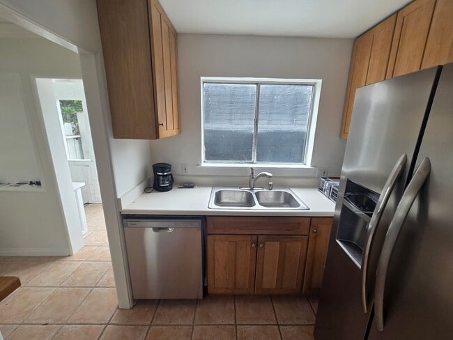 Building Photo - Charming 2 Bed 1 bath "monthly rental" in ...