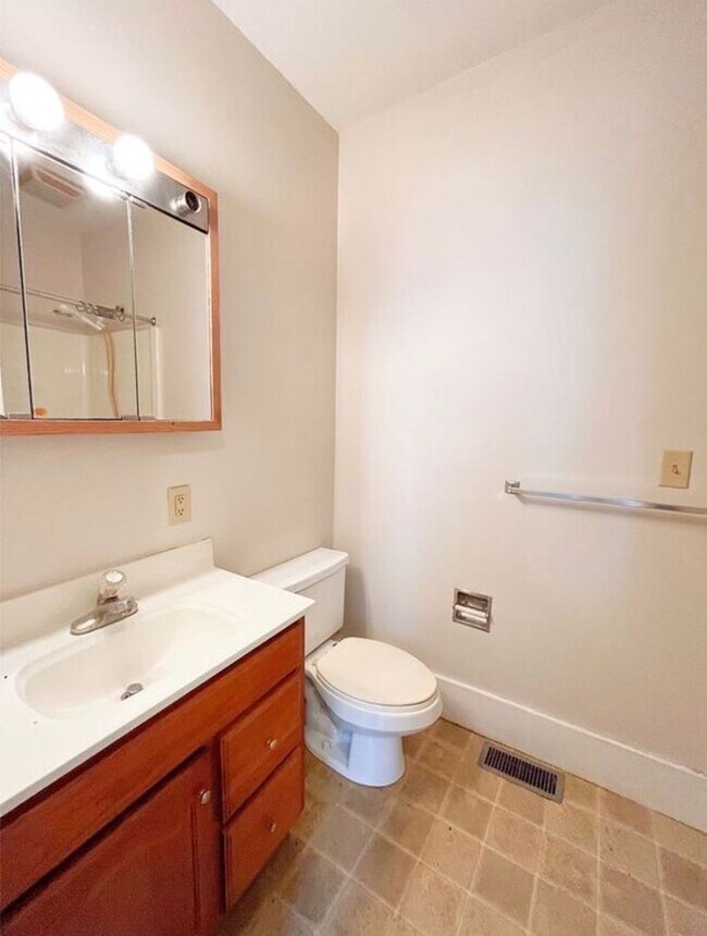 Building Photo - Ground Floor Studio Apartment