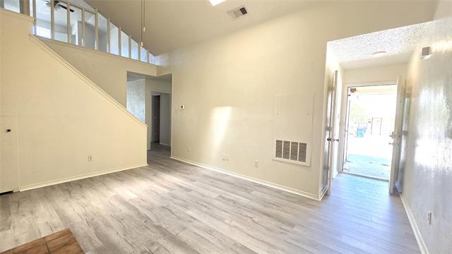 Building Photo - 3028 N Bell Ave