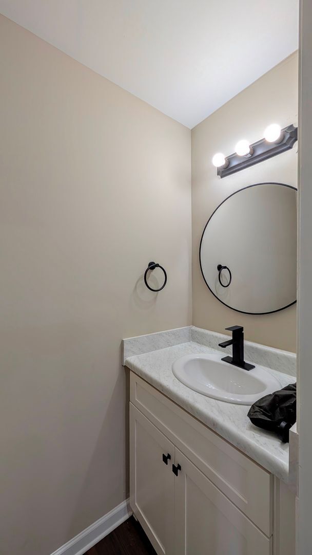 Building Photo - Newly Renovated | Upstairs Duplex | Minute...