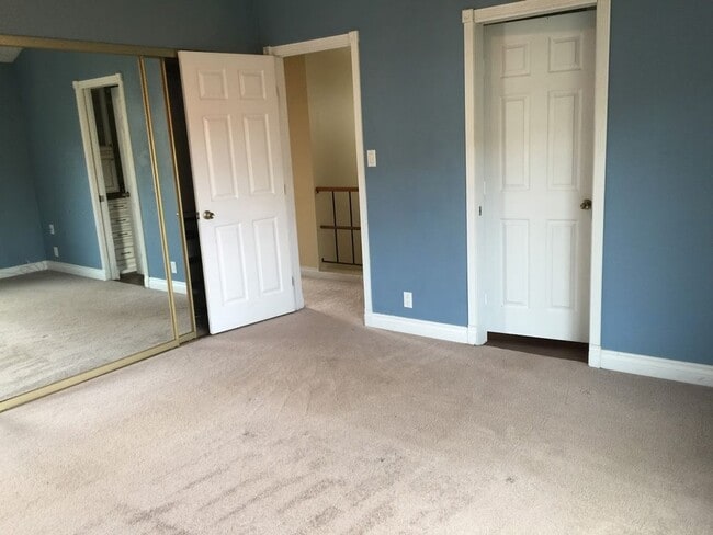 Building Photo - Escondido 3 Br Gated LOVELY Townhome 2 pat...