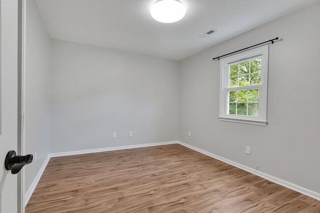 Building Photo - Gorgeous 4 bedroom, 3 1/2 bathroom home wi...