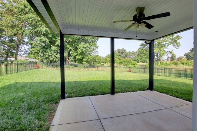 Building Photo - Huge 5 bed 3 ba.  Gorgeous House Near Post...