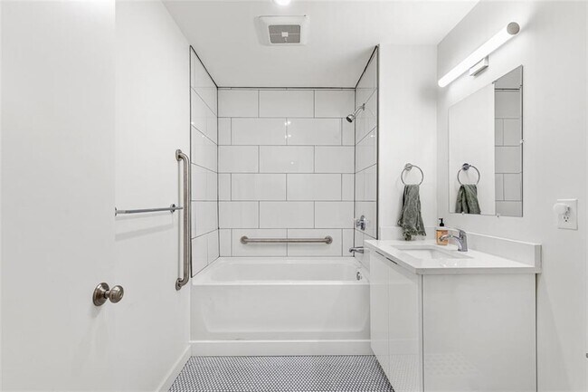 Building Photo - 71 Richmond St