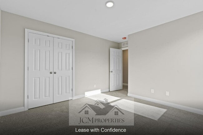 Building Photo - 905 Camden Ct