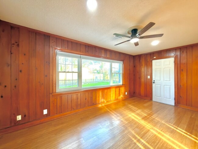 Building Photo - 1216 Eastwood Ave