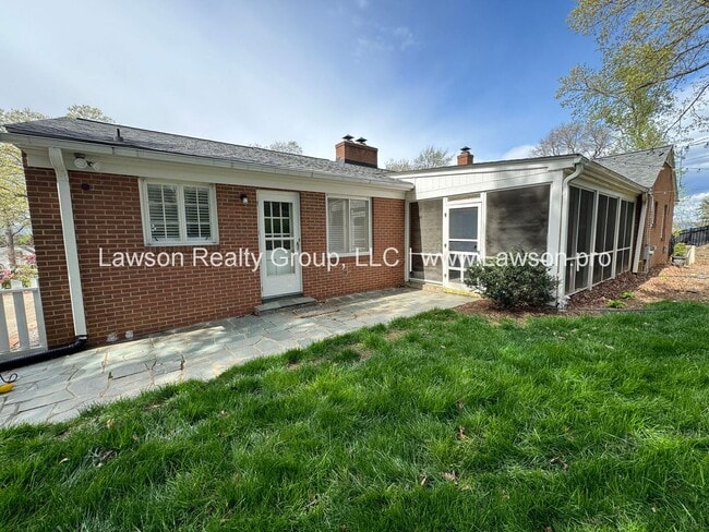 Building Photo - Spacious South Roanoke Home with Lawn Care Included