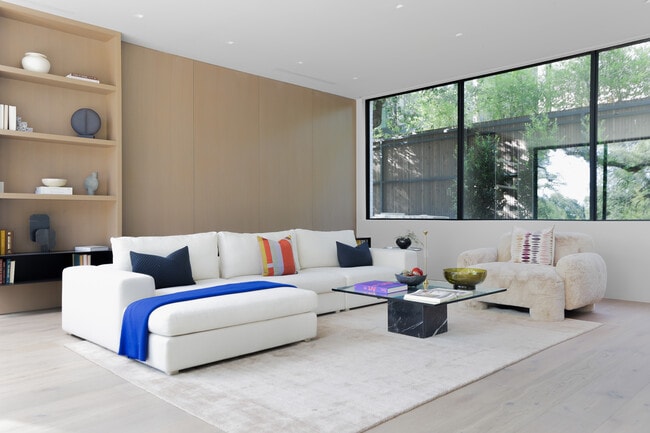 Building Photo - 2106 Matthews Dr