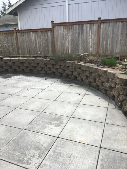 Back patio space. Very private! - 421 N 6th Ave SW