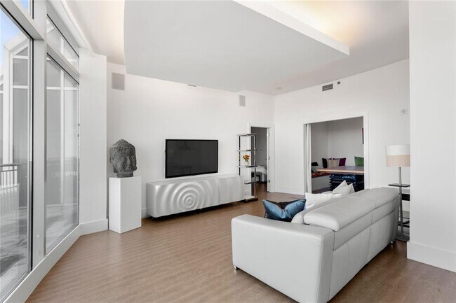 Building Photo - 3338 Peachtree Rd NE