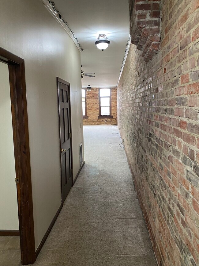 Building Photo - 33 N Washington St