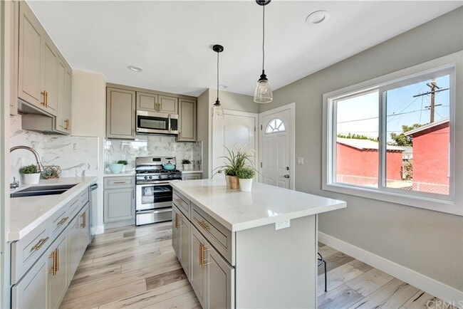 Building Photo - 907 W Arbutus St