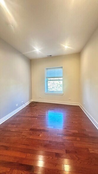 Building Photo - 1145 W Lunt Ave