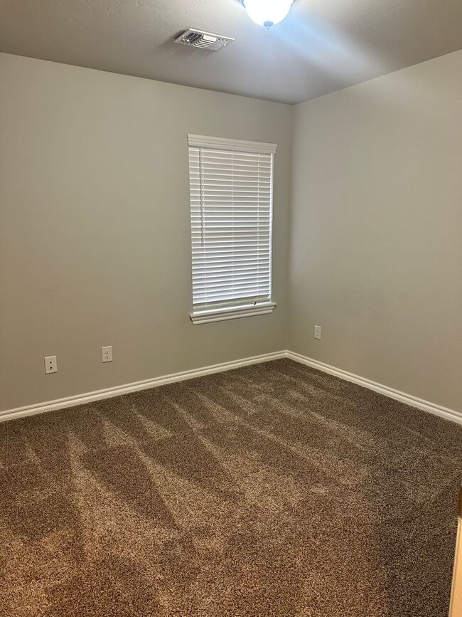 Building Photo - 520 Sperry Dr