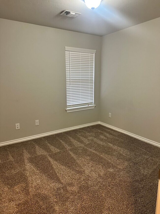 Building Photo - FIRST MONTH FREE! Great Location!