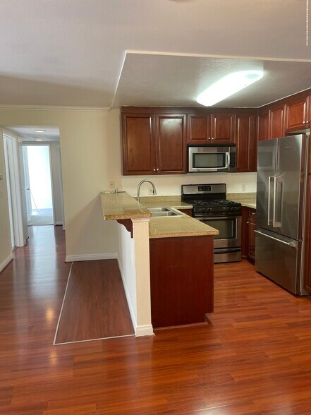 Building Photo - 5500 Owensmouth Ave