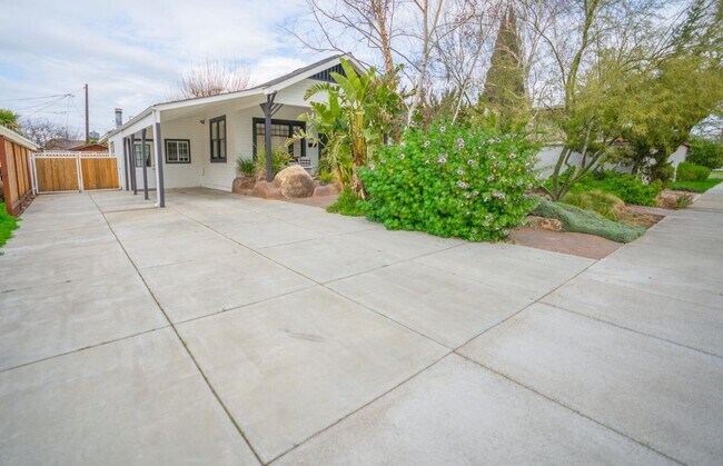 Building Photo - Beautiful Southside Los Banos Rental